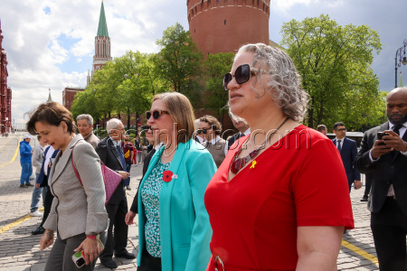 Flower laying ceremony at Tomb of Unknown Soldier in Moscow