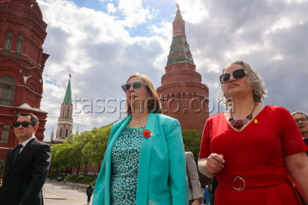 Flower laying ceremony at Tomb of Unknown Soldier in Moscow