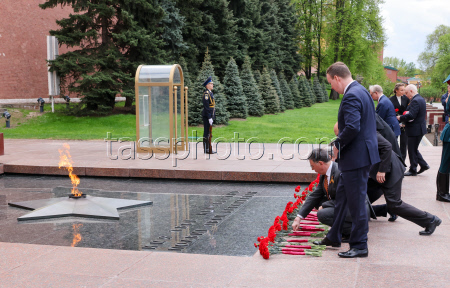 Flower laying ceremony at Tomb of Unknown Soldier in Moscow