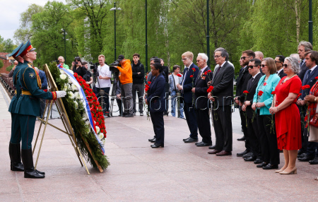 Flower laying ceremony at Tomb of Unknown Soldier in Moscow