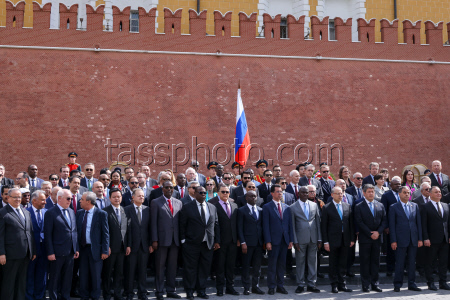 Flower laying ceremony at Tomb of Unknown Soldier in Moscow