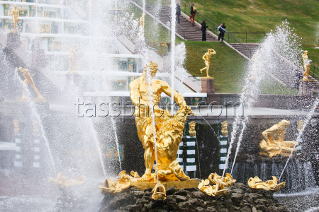 Fountain season starts at St Petersburg's Peterhof State Museum Reserve