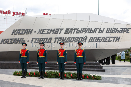 Возложение цветов к стеле "Казань — город трудовой доблести"