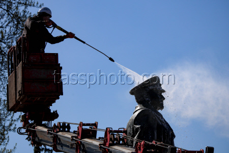 Washing Marshal Zhukov statue in St Petersburg, Russia
