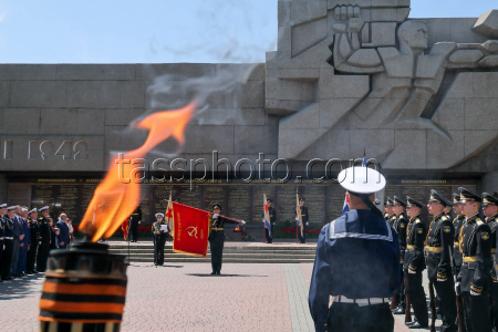 Eternal flame torch lighting ceremony held in Sevastopol
