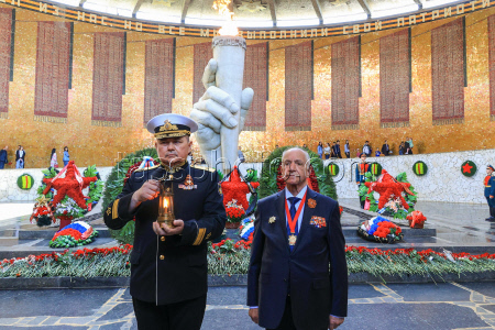 Церемония слияния Вечных огней в Волгограде