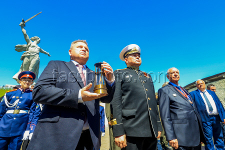 Церемония слияния Вечных огней в Волгограде