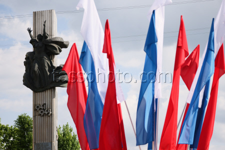 Подготовка ко Дню Победы в Луганске
