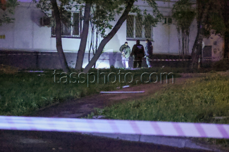 Последствия попадания дрона в жилой дом в Москве