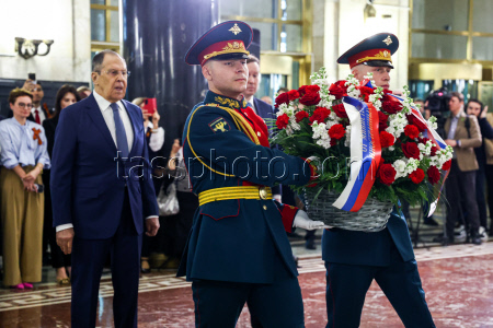 Возложение цветов в преддверии Дня Победы к мемориальным доскам в МИД РФ