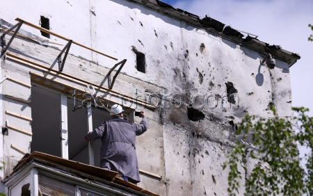 Последствия попадания дрона в жилой дом в Москве