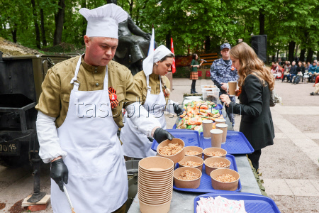 Moscow residents treated to army porridge in run-up to Victory Day