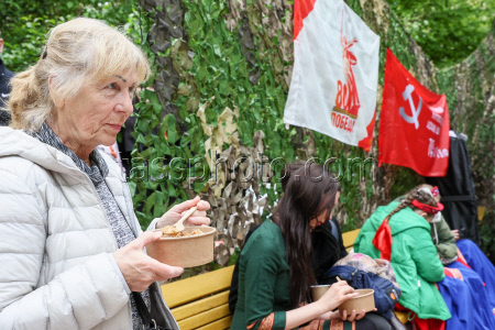 Moscow residents treated to army porridge in run-up to Victory Day