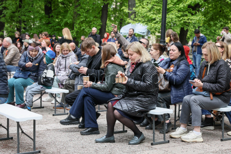 Moscow residents treated to army porridge in run-up to Victory Day