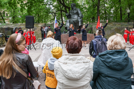 Moscow residents treated to army porridge in run-up to Victory Day