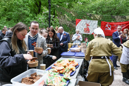 Moscow residents treated to army porridge in run-up to Victory Day