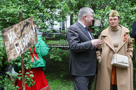 Moscow residents treated to army porridge in run-up to Victory Day