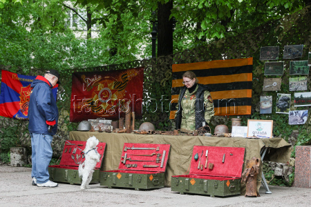 Moscow residents treated to army porridge in run-up to Victory Day