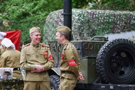 Moscow residents treated to army porridge in run-up to Victory Day