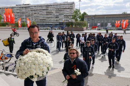 FC Dynamo Moscow players lay flowers at VTB Arena memorial plaque