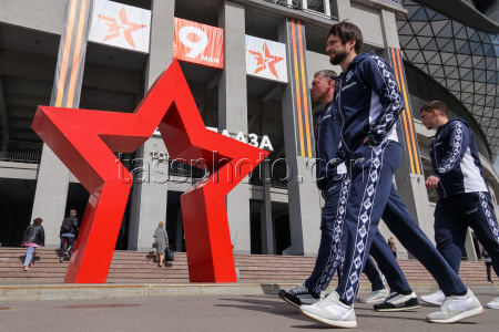 Возложение цветов у мемориальной доски на "ВТБ Арене" футболистами "Динамо"