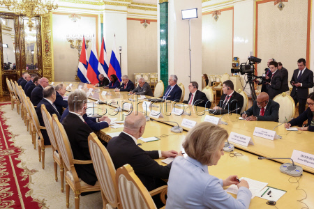 Встреча президента РФ Путина и президента Кубы Диас-Канеля