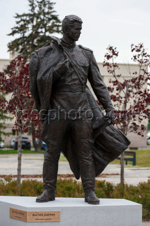 Statue of WWII fighter and poet Fatykh Karim unveiled in Kazan