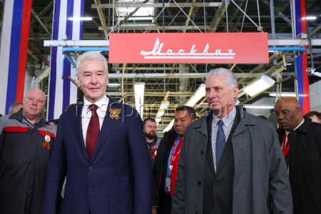 Посещение мэром Москвы Собяниным и президентом Кубы Диас-Канелем завода "Москвич"