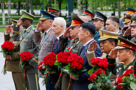 Russian and international officials lay flowers at Moscow's Tomb of Unknown Soldier on Eve of Victory Day