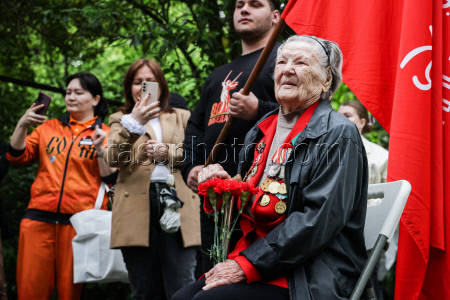 WWII veteran receives congratulations on Eve of Victory Day in Sochi