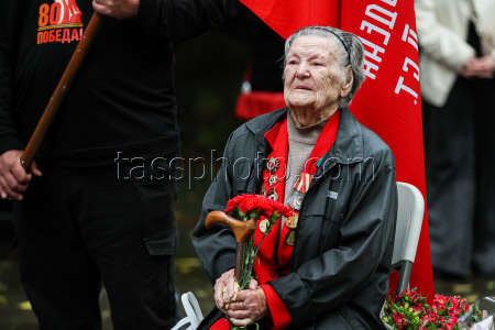 WWII veteran receives congratulations on Eve of Victory Day in Sochi