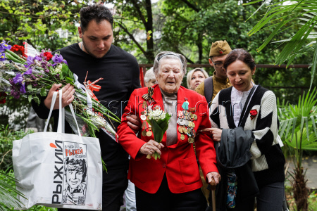 WWII veteran receives congratulations on Eve of Victory Day in Sochi