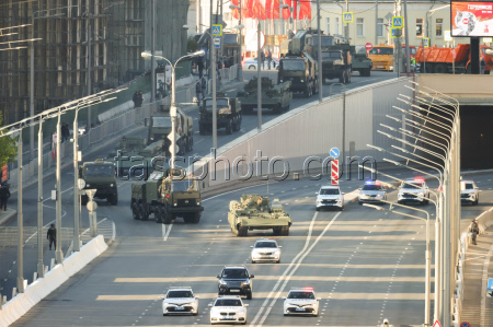 Проезд военной техники на парад Победы в Москве