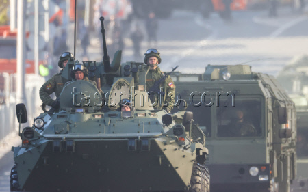 Проезд военной техники на парад Победы в Москве