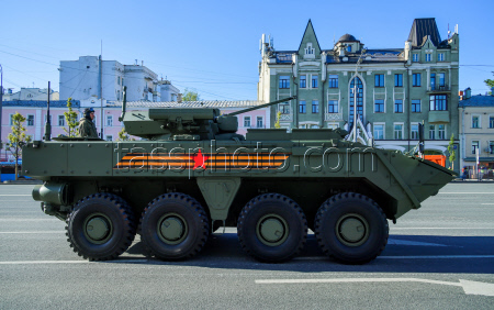 Проезд военной техники на парад Победы в Москве