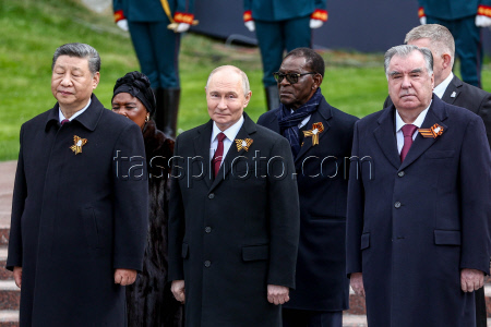 Flower-laying ceremony at Moscow's Tomb of Unknown Soldier on Victory Day