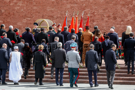 Церемония возложения цветов к Могиле Неизвестного Солдата в День Победы