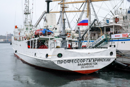 Научно-исследовательское судно "Профессор Гагаринский" во Владивостоке