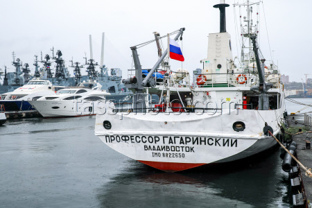Научно-исследовательское судно "Профессор Гагаринский" во Владивостоке