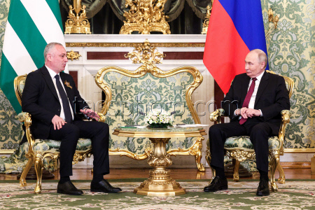 Встреча президента РФ Путина и президента Абхазии Гунбы