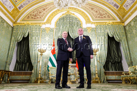 Встреча президента РФ Путина и президента Абхазии Гунбы