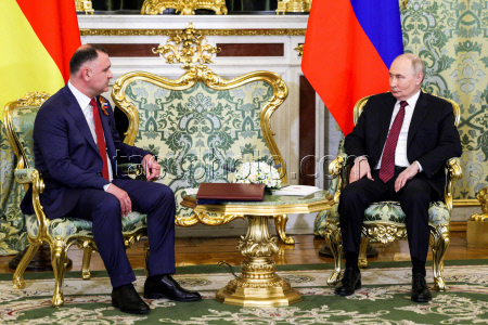 Встреча президента РФ Путина и президента Южной Осетии Гаглоева