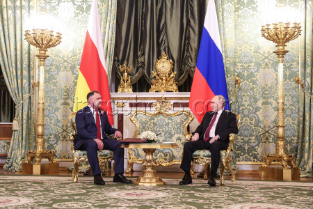 Встреча президента РФ Путина и президента Южной Осетии Гаглоева