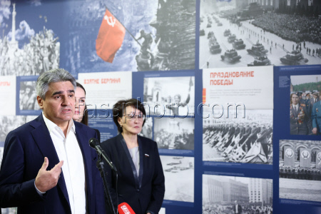 Russian State Duma members view TASS photo exhibition