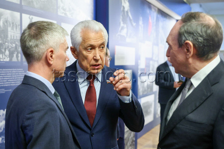 Russian State Duma members view TASS photo exhibition