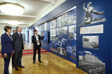 Russian State Duma members view TASS photo exhibition