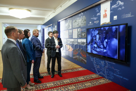 Russian State Duma members view TASS photo exhibition
