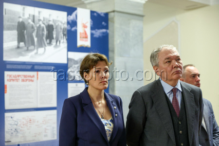 Russian State Duma members view TASS photo exhibition