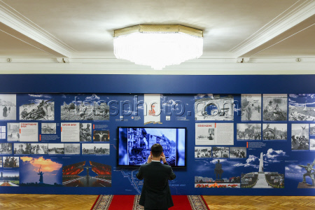 Russian State Duma members view TASS photo exhibition