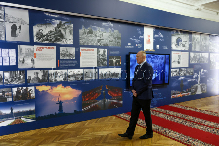 Осмотр выставки фотографий ТАСС депутатами Госдумы РФ